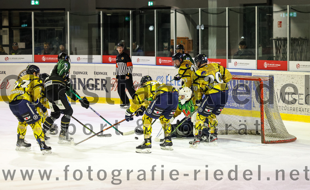 2022-12-16_103_TSV_Erding_gegen_EC_Pfaffenhofen | Erding, Deutschland, 16.12.2022:
Eishockey, Bayernliga 2022 / 2023, 21. Spieltag, TSV Erding gegen EC Pfaffenhofen, Endergebnis: 14:1

Michael Pfab (EC Pfaffenhofen, #27), Bastian Cramer (Erding Gladiators, #34), Torwart Hannes Kiefer (EC Pfaffenhofen, #30), Jeremy Eisenhofer (EC Pfaffenhofen, #20)

Foto: Christian Riedel / fotografie-riedel.net
