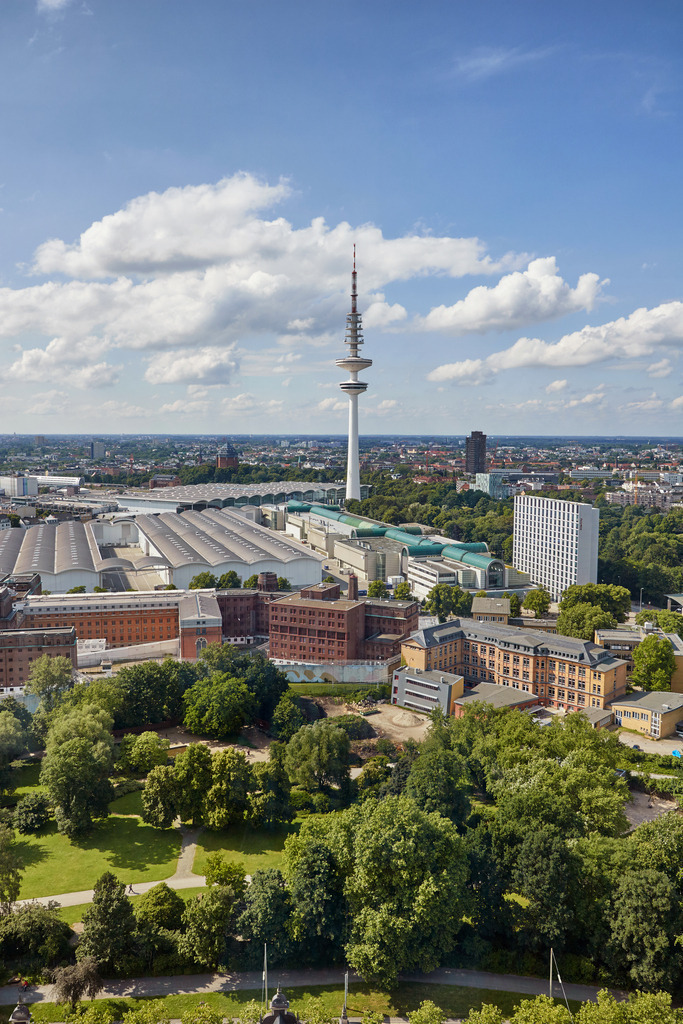 10240426 - Blick auf den Fernsehturm | Blick über Planten un Blomen auf die Messehallen und den Heinrich-Hertz-Turm.