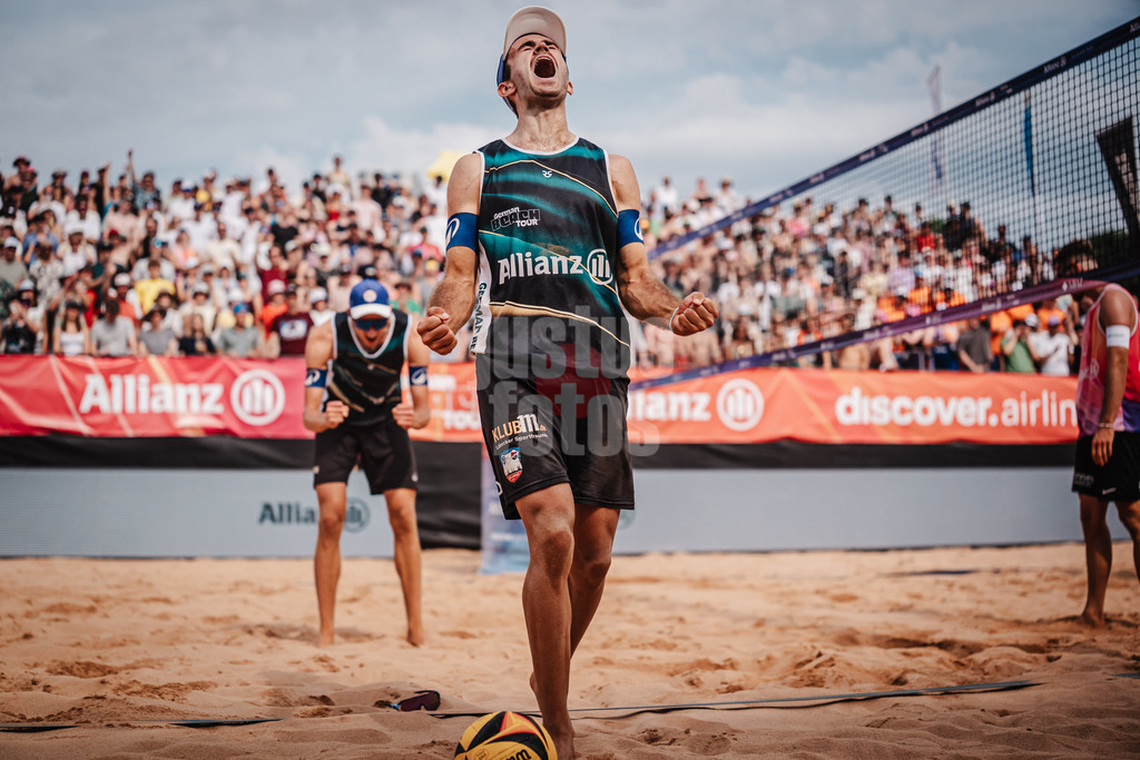 Beachvolleyball | Männer | Allianz German Beach Tour 2025 | Tourstop München | 05.07.2025 | v.l. Momme Lorenz und Tilo Rietschel jubeln nach dem Sieg