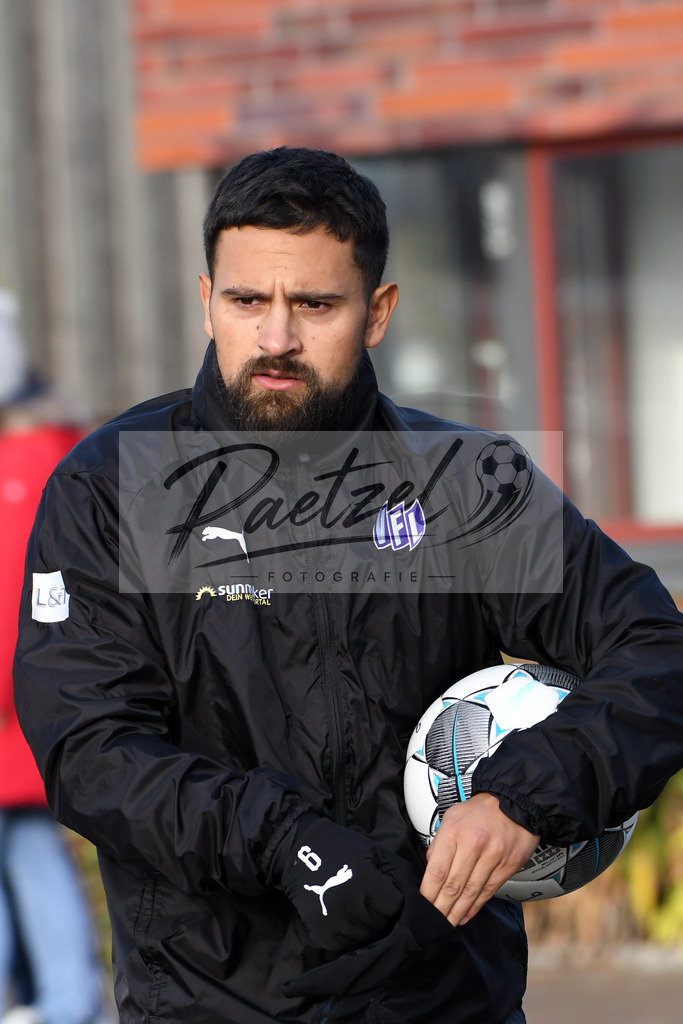 20200126_TRAOSN_0035 | Fußball, Herren: Marcos Alvarez (VfL Osnabrück) schaut beim Training des VfL Osnabrück am 26.01.2020 im Sportpark Illoshöhe in Osnabrück, Deutschland.(Foto von Nico Paetzel) - Realisiert mit Pictrs.com