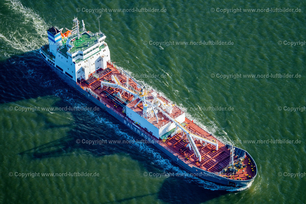 Chemietanker_Cemoclipper_Baltrader_ELS_4426280824 | CUXHAVEN 28.08.2024 Schiff - Spezialschiff in Fahrt " Chemietanker Cemoclipper Baltrader " an der Osterhöftstraße in Cuxhaven auf der Elbe im Bundesland Niedersachsen, Deutschland. // Ship - special ship in motion "Chemical tanker Cemoclipper Baltrader" on Osterhoeftstrasse in Cuxhaven on the Elbe in the state Lower Saxony, Germany. Foto: Martin Elsen