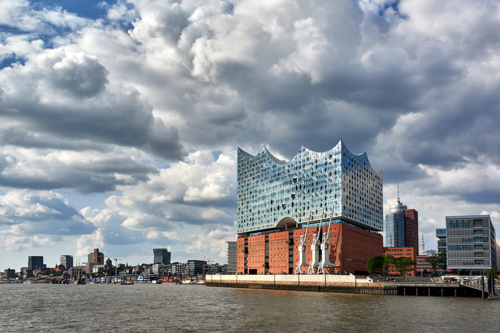10230212 - Wolken über der Elbphilharmonie | Blick von der Elbe auf Hamburgs bekanntes Wahrzeichen.