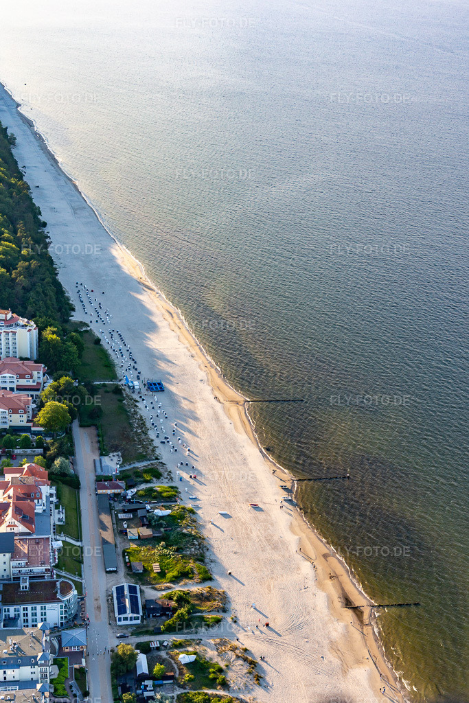 Luftbild: Strand Bansin im Ortsteil Bansin in Heringsdorf im Bundesland Mecklenburg-Vorpommern in Deutschland. – Foto: IMG_141543.jpg vom 06.06.2024 durch Werner Riehm/FLY-FOTO.de – Auflösung des Originals: 3088 x 4632 px – Gemeinde Ostseebad Heringsdorf