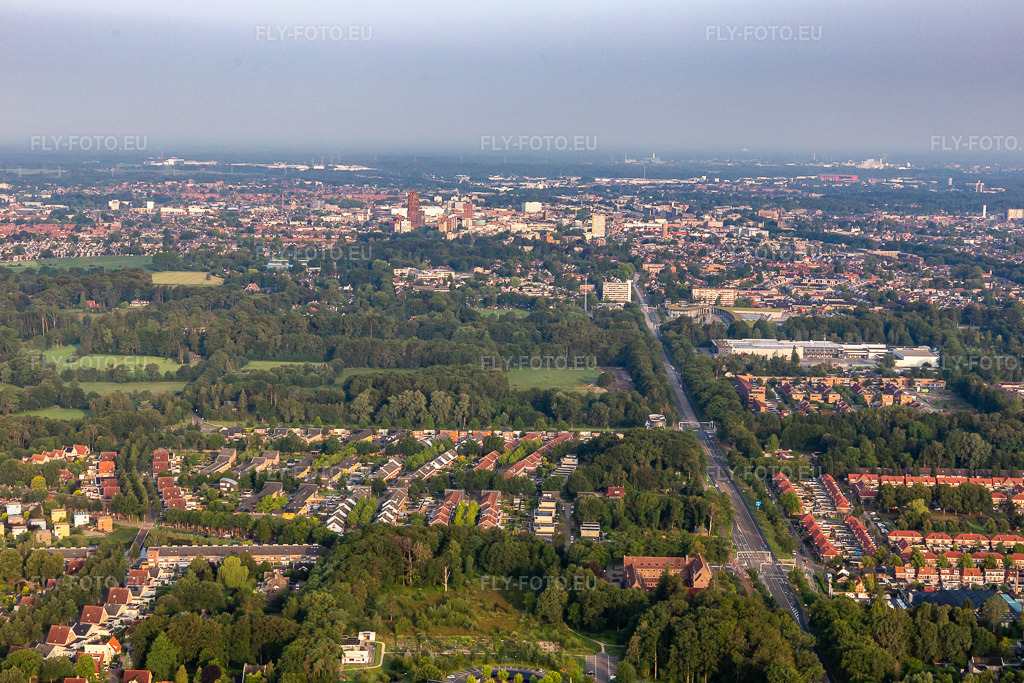 Vue aérienne: Gronaustraat à Enschede dans le département Overijssel, Pays-Bas. Photo: IMG_008185.jpg prise le 18/07/2020 par Werner Riehm/FLY-FOTO.euRésolution de l'original: 5472 x 3648 px