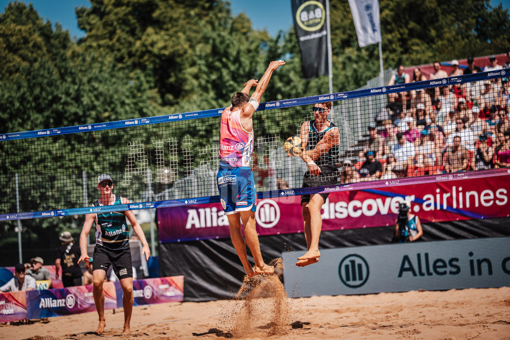 Beachvolleyball | Männer | Allianz German Beach Tour 2025 | Tourstop München | 05.07.2025 | David Poniewaz links blockt Max Just rechts
