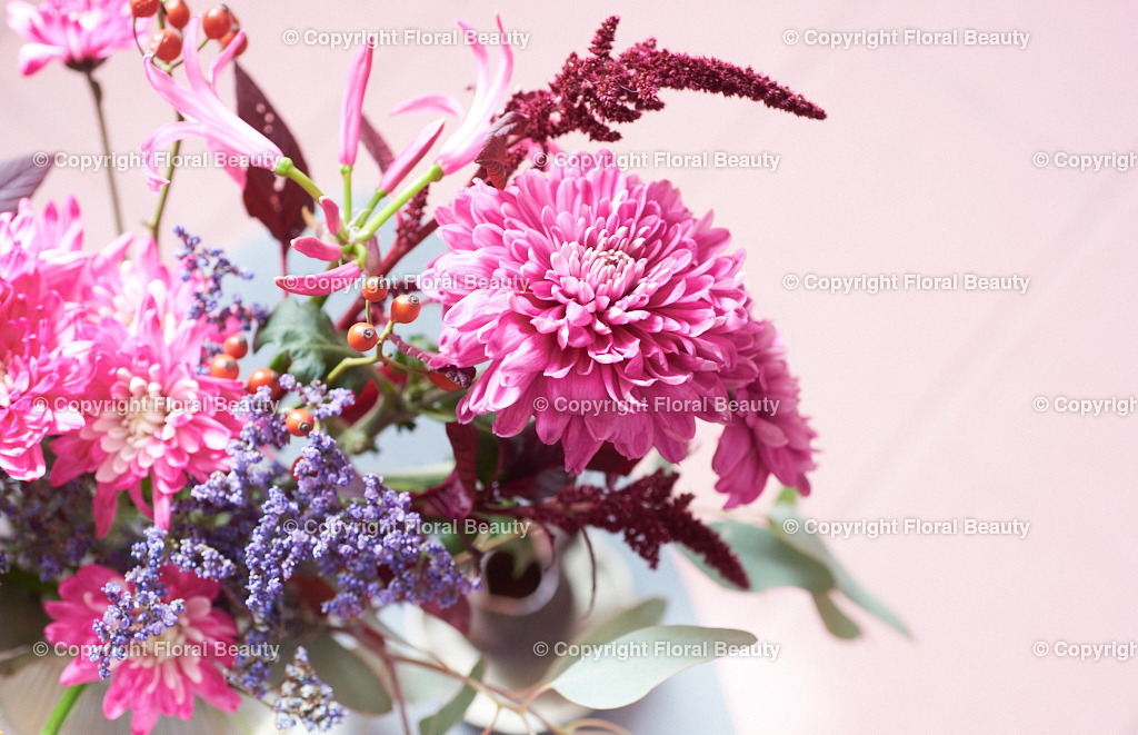 Postkarte Rosa Strauß aus Dahlien und Chrysanthemen auf rosa Fliesen | Dahlien und Chrysanthemen in Glasvase von oben auf einem rosa gefließten Fußboden, schön als Postkarte - Realisiert mit Pictrs.com