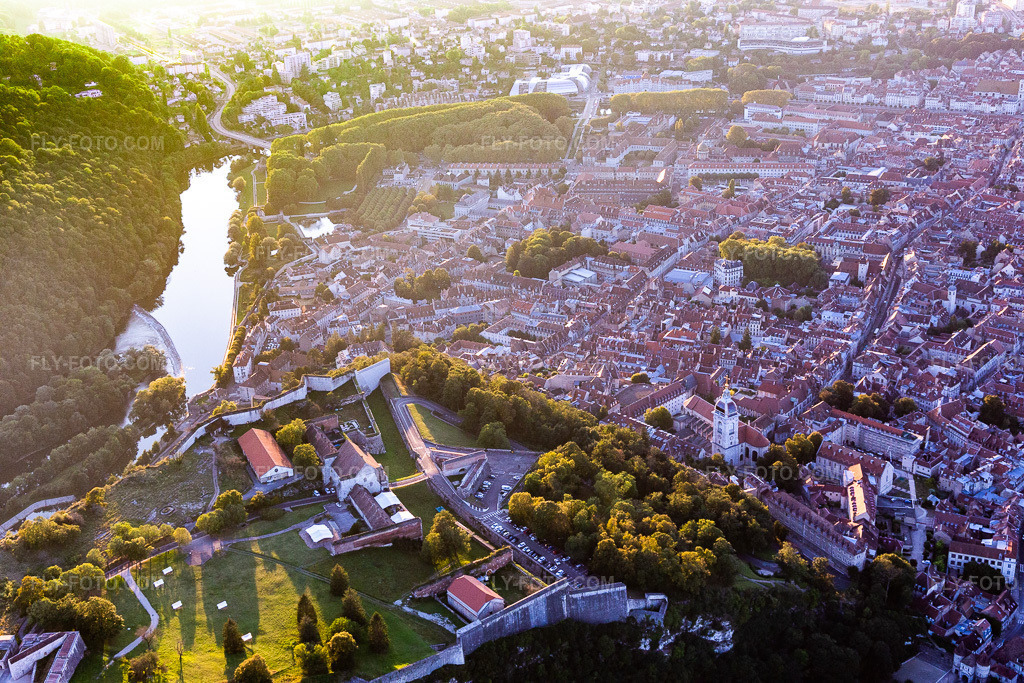 Aerial view: Parc Chamars in the district Chamars in Besançon in the state Doubles, France. – Photo: IMG_129662.jpg taken on 09/23/2021 by Werner Riehm/FLY-FOTO.com – Resolution of the original: 5472 x 3648 px