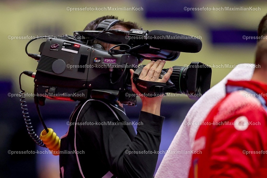 EHF17012601130 | 17.01.2026, Handball, Men's EHF EURO 2026, Österreich - Spanien, Jyske Bank Boxen in Herning, Dänemark, Preliminary Round: Kameramann mit Fernsehkamera Fersehübertragung Übertragungsrechte ARD ZDF Kamera