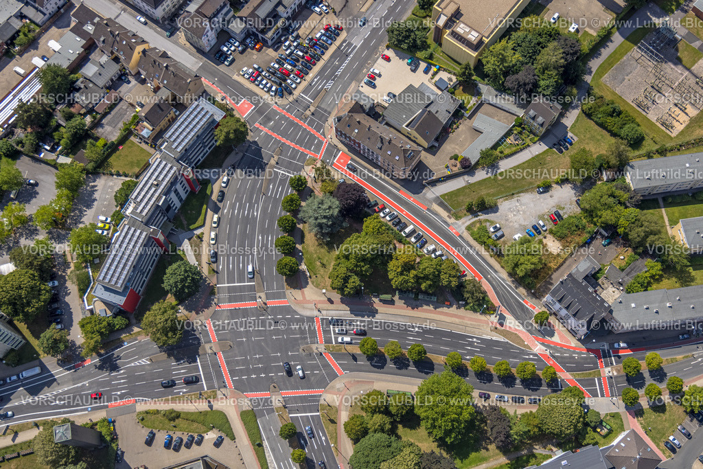 Velbert220803337 | Luftbild, Kreuzung Rheinlandstraße und Berliner Straße mit roten Fahradwegen, Velbert, Ruhrgebiet, Nordrhein-Westfalen, Deutschland