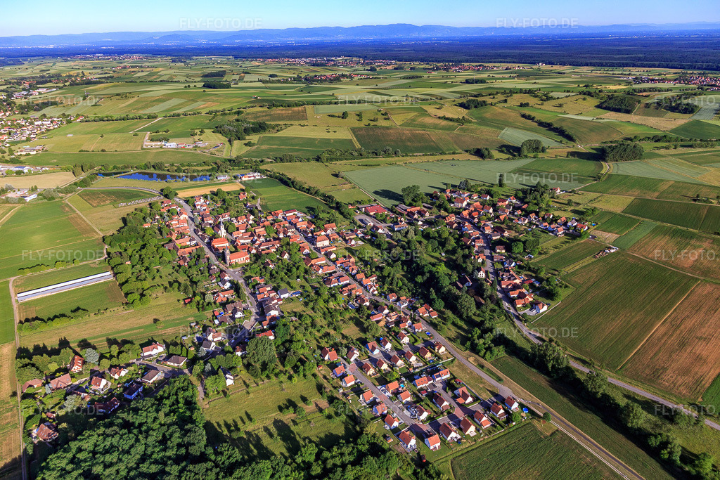 Luftbild: Ortsansicht von Nordwesten in Kutzenhausen im Bundesland Bas-Rhin in Frankreich. – Foto: IMG_100785.jpg vom 08.06.2017 durch Werner Riehm/FLY-FOTO.de – Auflösung des Originals: 5472 x 3648 px