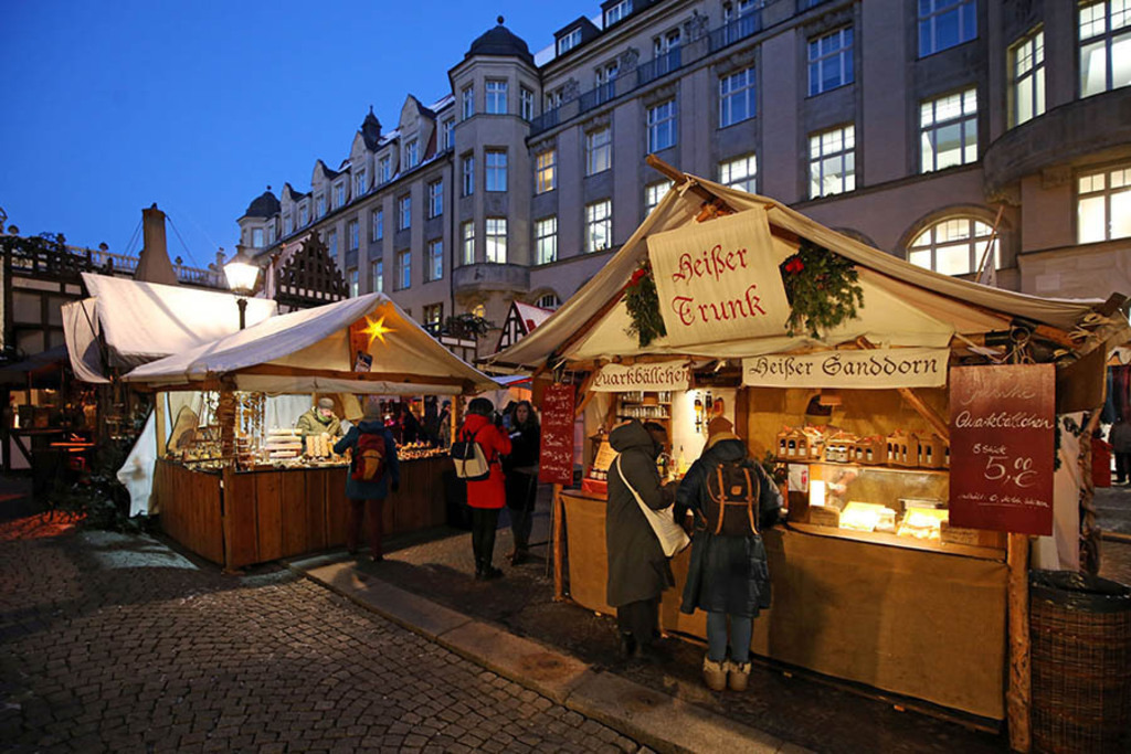 Leipziger Weihnachtsmarkt - Alt Leipzig | Entdecke über 20 Kategorien Leipzig-Motive: Foto-Downloads, hochwertige Poster, Leinwand- & Fine-Art-Prints. Jetzt Lieblingsfoto im Bildlexikon Leipzig Shop bestellen!