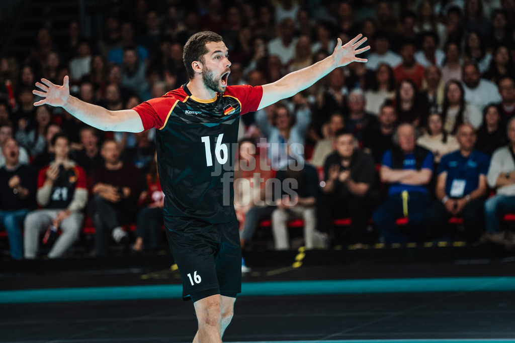 Volleyball | Männer | Testspiel | Deutschland vs. Italien | 26.05.2025 | Tim Peter (#16, Deutschland) jubelt