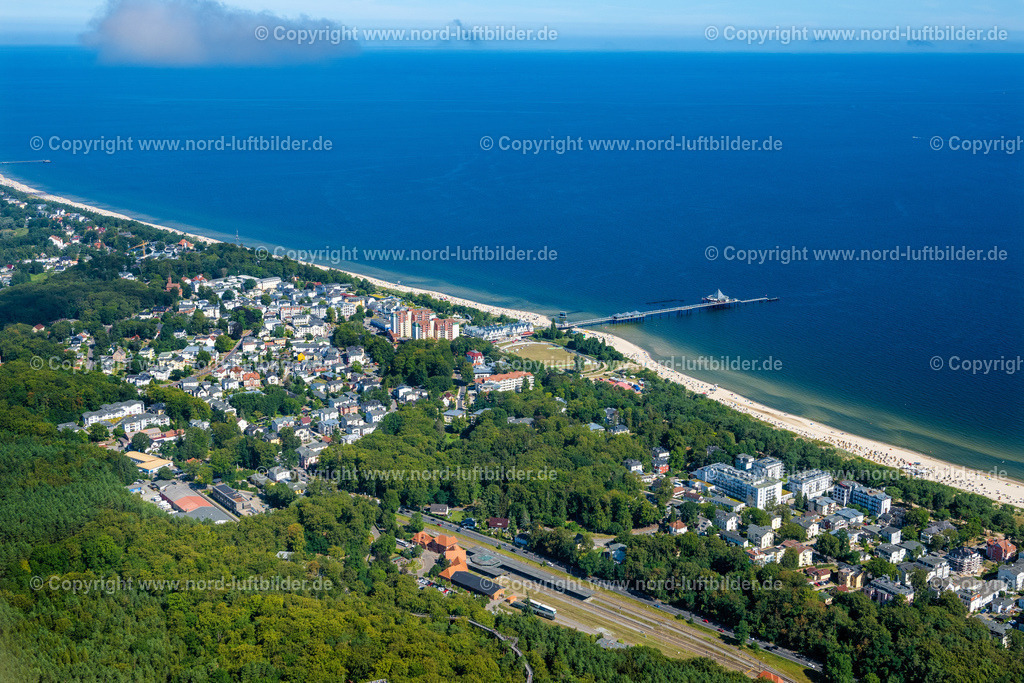 Heringsdorf_Kaiserbad_Usedom_ELS_7794100822 | SEEBAD AHLBECK 10.08.2022 Stadtansicht am Meeres-Küstenbereich der Ostsee in Seebad Ahlbeck Ortsteil Heringsdorf im Bundesland Mecklenburg-Vorpommern, Deutschland. Weiterführende Informationen bei: Gemeinde Ostseebad Heringsdorf. // City view on sea coastline of Baltic Sea in Seebad Heringsdorf in the state Mecklenburg - Western Pomerania, Germany. Further information at: Gemeinde Ostseebad Heringsdorf. Foto: Martin Elsen