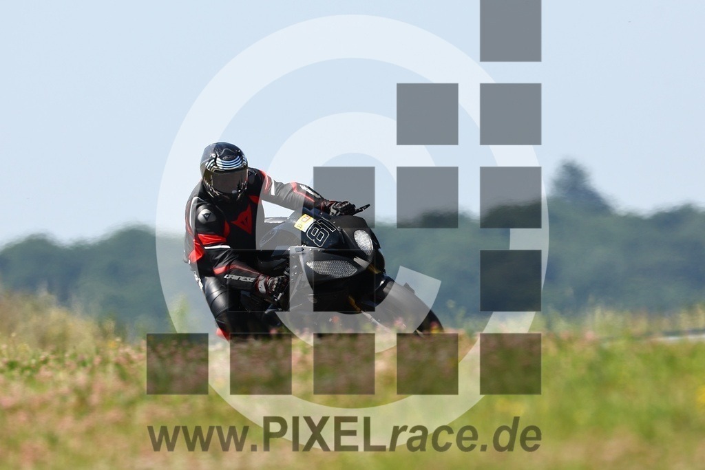 0081-20250619_02123 | Schöne Erinnerungen an spannende Momente - das festzuhalten ist unser Job. PIXELrace.de ist seit 2003 auf den Rennstrecken Europas unterwegs um die Action draußen beim Fahren und die wunderbare Stimmung imm Fahrerlager für euch einzufangen.