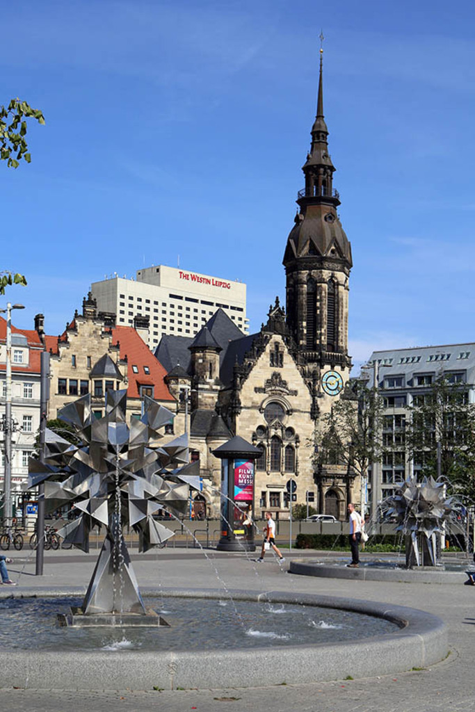 Foto: Leipzig - Pusteblumen-Brunnen - Blick zur Reformierten Kirche | Das Team hinter BILDLEXIKON LEIPZIG bündelt historische wie aktuelle Informationen über die Stadt Leipzig in Text und Bild auf einer Plattform und stellt diese der interessierten Öffentlichkeit zur Verfügung.