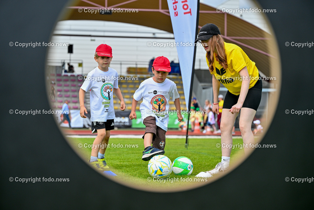 Kindergarten Olympiade 2024_ Stadion Traun_ 07.06.2024-87 | 07.06.2024, Stadion der Stadt Traun, AUT, Kindergarten Olympiade 2024, im Bild Kinder, Hindernis, Fussball, Laufen, Action