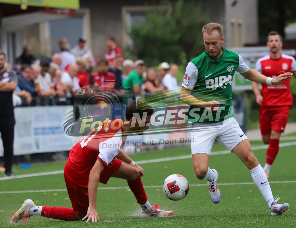 FC RW Kirchlengern - TuS Dornberg | Auf dem Bild zu sehen: rot FC RW Kirchlengern: Levin Güzelel ; grün TuS Dornberg: Mitja SchierbaumFC RW Kirchlengern, TuS Dornberg, Saison 25/26, Landesliga, Kirchlengern, Deutschland - Realisiert mit Pictrs.com