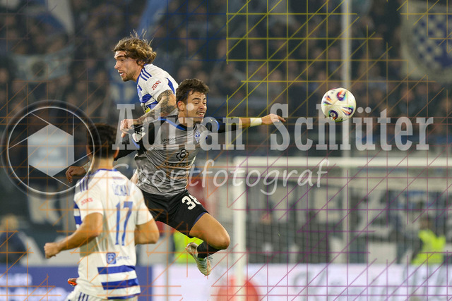 MSV Duisburg vs SV Waldhof Mannheim - 3. Liga | Duisburg, Deutschland, 07.11.25:   Joshua Bitter (MSV Duisburg) und Diego Michel (SV Waldhof Mannheim) im Kampf um den Ball waehrend des Spiels der 3. Liga MSV Duisburg vs SV Waldhof Mannheim in der schauinsland-reisen-arena(Foto von Brauer-Fotoagentur / Adrian Schlueter)