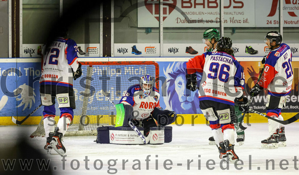 2023-11-03_036_TSV_Erding_gegen_ESC_Dorfen | Erding, Deutschland, 03.11.2023:
Eishockey, Bayernliga Vorrunde 2023 / 2024, 6. Spieltag, TSV Erding gegen ESC Dorfen, Endergebnis: 11:3

Erik Walter (ESC Dorfen, #72), Torwart Maximilian Englbrecht (ESC Dorfen, #45), Lynnden Pastachak (ESC Dorfen, #96), Thomas Rott (ESC Dorfen, #20)

Foto: Christian Riedel / fotografie-riedel.net