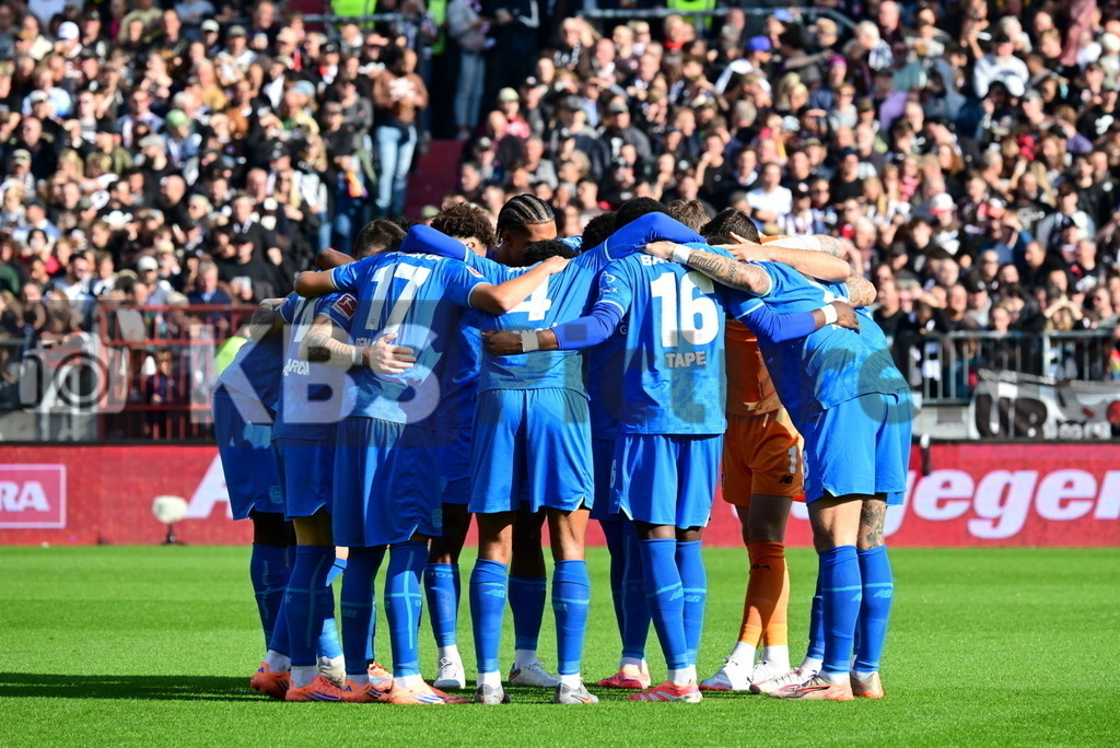 KBS Picture_FCStPauli-Bayer04Leverkusen_022 | Leverkusener Teamkreis ,Sportplatz :  Millerntor Stadion, - Realisiert mit Pictrs.com