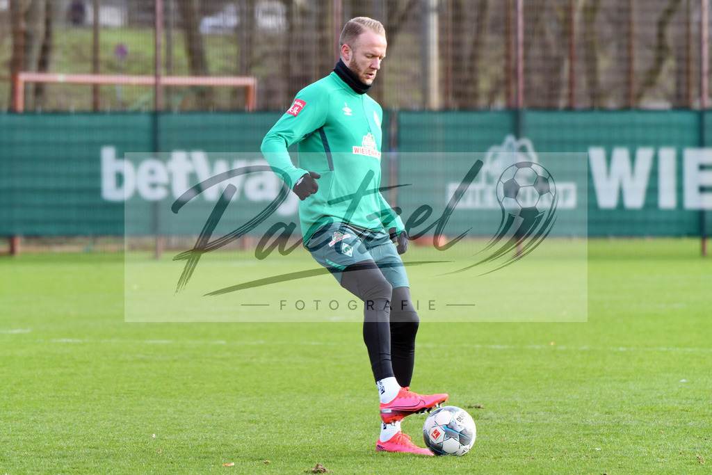 20200212_TRASVW_0065 | Fussball, Herren: Kevin Vogt (Werder Bremen) in Aktion, am Ball, Einzelaktion waehrend der Trainingseinheit des SV Werder Bremen auf dem wohninvest Weserstadion Trainingsplatz am 12.02.2020 in Bremen, Deutschland. - Realisiert mit Pictrs.com