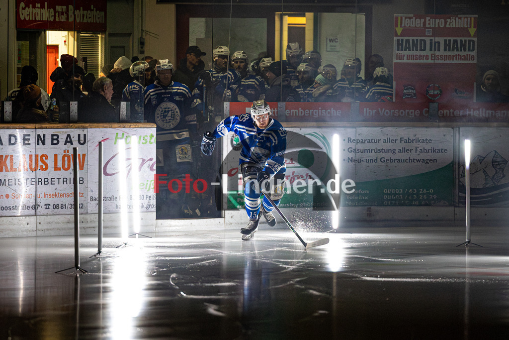 SC Forst NATURE BOYS gegen ESC Hassfurt HAWKS | Eishockey Landesliga Herren Playoffs 2024/25 - Spiel 2 von 4, SC Forst NATURE BOYS gegen ESC Hassfurt HAWKS, 20250222,Tobias DIETZ (Nature Boyz 15) bei der Eröffnung, Lichtshow,2025-02-22 in Peißenberg (Eisstadion Peißenberg)Tobias DIETZ (Nature Boyz 15)Copyright: WolfgangxLindner foto-lindner.de