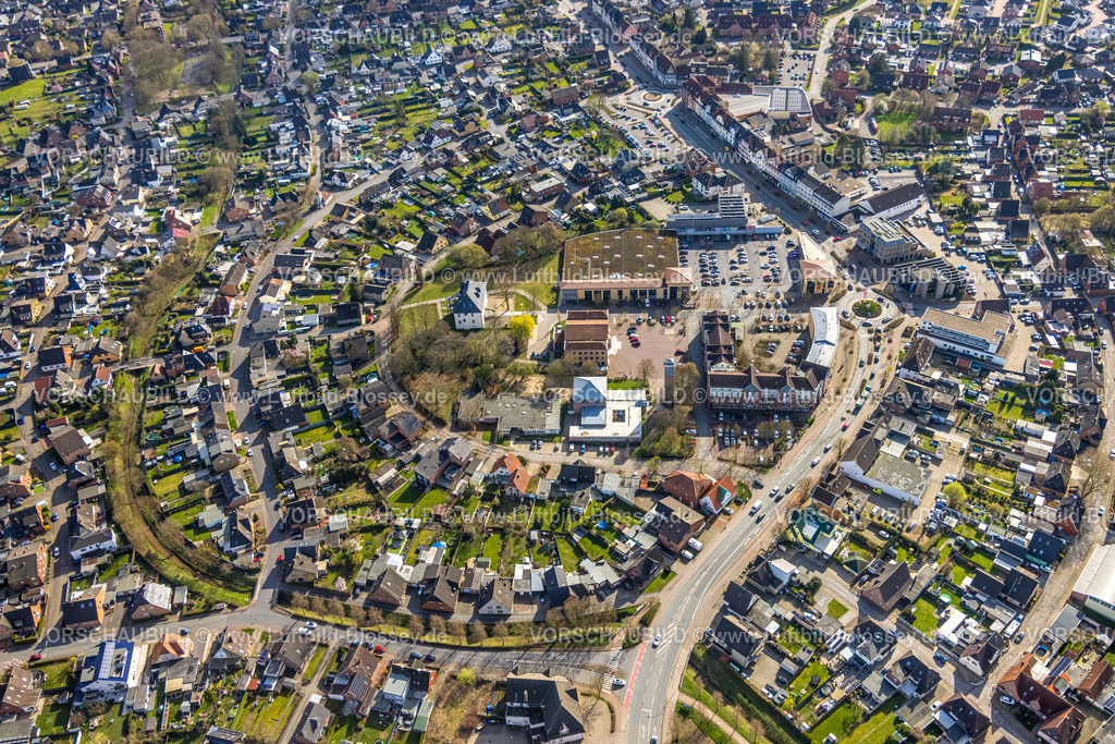 Selm260307126 | Luftbild, Einkaufszentrum Botzlarstraße, Edeka Supermarkt, Sparkasse, evang. Kirche am Markt, umgeben von Teichstraße und Kreisstraße, Burg Botzlar, Selm, Münsterland, Nordrhein-Westfalen, Deutschland