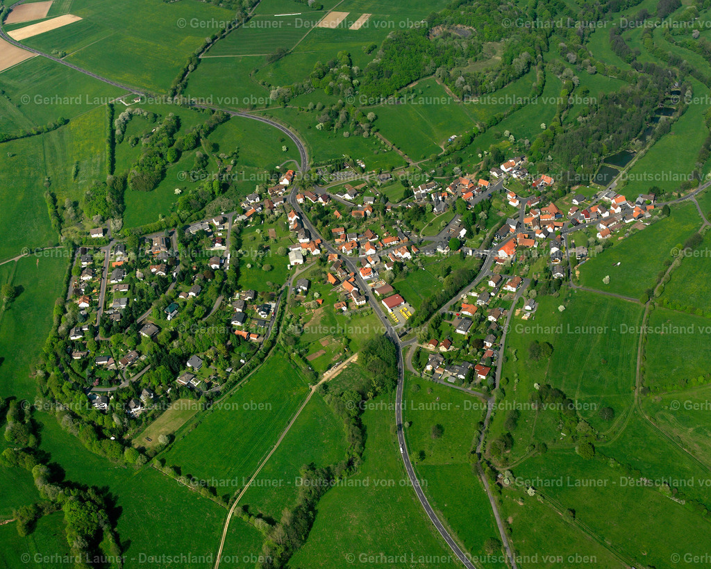 2615199 | WINGERSHAUSEN 07.06.2006 Ortsansicht am Rande von landwirtschaftlichen Feldern und Nutzflächen  in Wingershausen im Bundesland Hessen, Deutschland // Village view on the edge of agricultural fields and land  in Wingershausen in the state Hesse, Germany Foto: Gerhard Launer