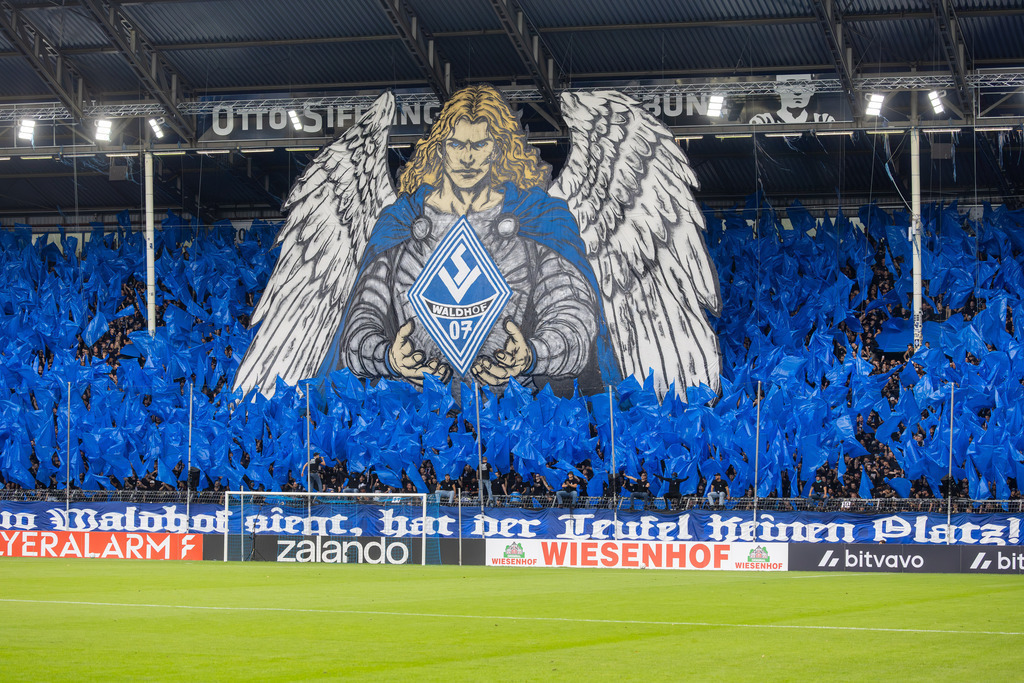Fußball DFB-Pokal 2026/27, 1. Runde: Waldhof Mannheim gegen 1. FC Kaiserslautern | Fußball DFB-Pokal 2026/27, 1. Runde: Waldhof Mannheim gegen 1. FC Kaiserslautern***Die Fans des SV Waldhof zeigten vor Spielbeginn eine eindrucksvolle Choreografie - Realisiert mit Pictrs.com