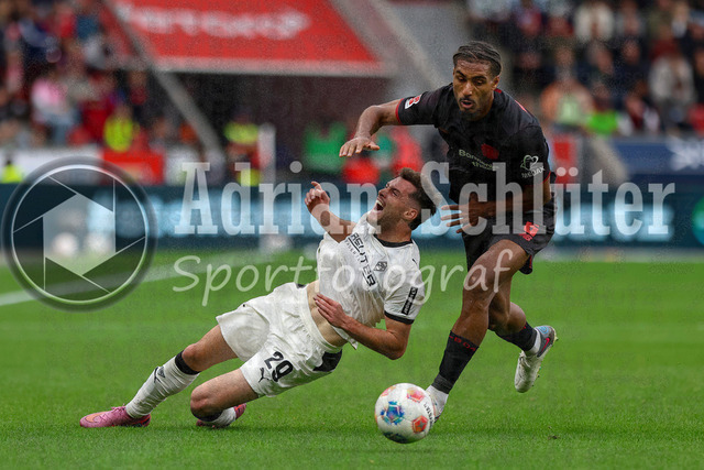 Bayer 04 Leverkusen vs Borussia Mönchengladbach - Bundesliga  | Leverkusen, Deutschland, 21.09.25:   Joseph Michael Scally (Borussia Mönchengladbach) und Loic Bade (Bayer 04 Leverkusen) im Kampf um den Ball waehrend des Spiels der Bundesliga zwischen  Bayer 04 Leverkusen vs Borussia Mönchengladbach in der BayArena(Foto von Brauer-Fotoagentur / Adrian Schlueter)