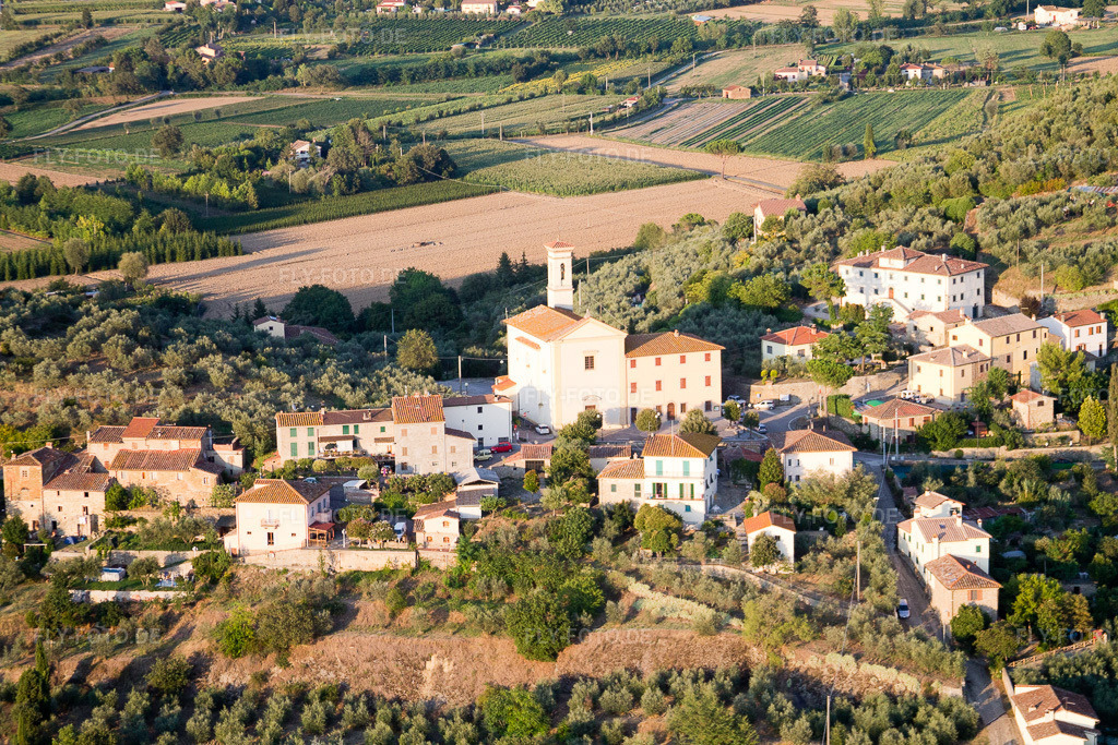 Luftbild: Ortsansicht in Poggiolo im Bundesland Toscana in Italien. Foto: IMG_43850.jpg vom 29.07.2011 durch Werner Riehm/FLY-FOTO.de
