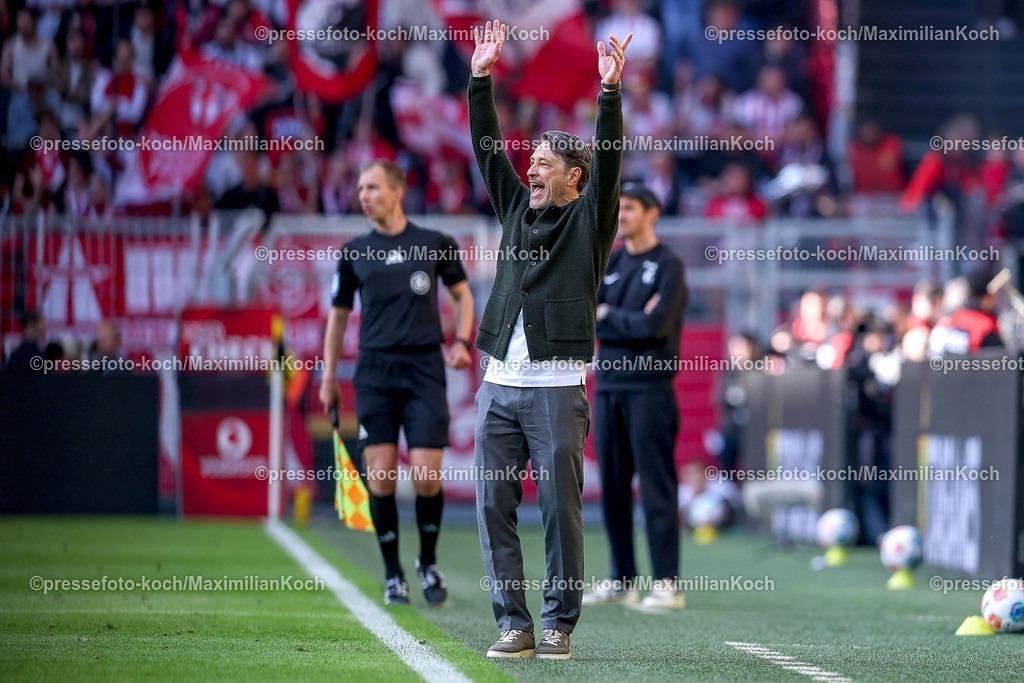 BVB26042601046 | 26.04.2026, Fußball, Borussia Dortmund - SC Freiburg, 1. Fußball Bundesliga, 31. Spieltag, Signal Iduna Park, Saison 2025 2026: Cheftrainer Niko Kovac (BVB #hc) gestikulierend am Spielfeldrand   DFB regulations prohibit any use of photographs as image sequences and or quasi-video.