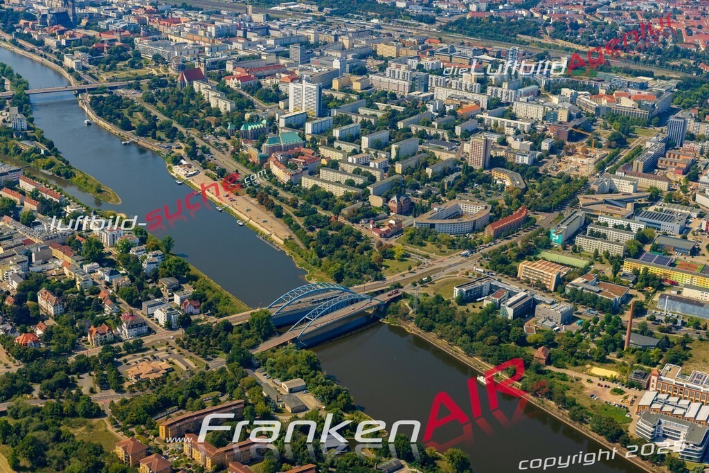 Schrägluftbild  Schleinufer  Magdeburg - Das Luftbild wurde 2025 vom UL-Flugzeug heraus erstellt (ohne Drohne- keine Drohnenaufnahme ) - Hochauflösende Luftaufnahme -Nicht vergleichbar mit Google Maps oder Satelittenbilder- Die Geschenkidee !Mit Lizenz und Bildrechte bestellbar