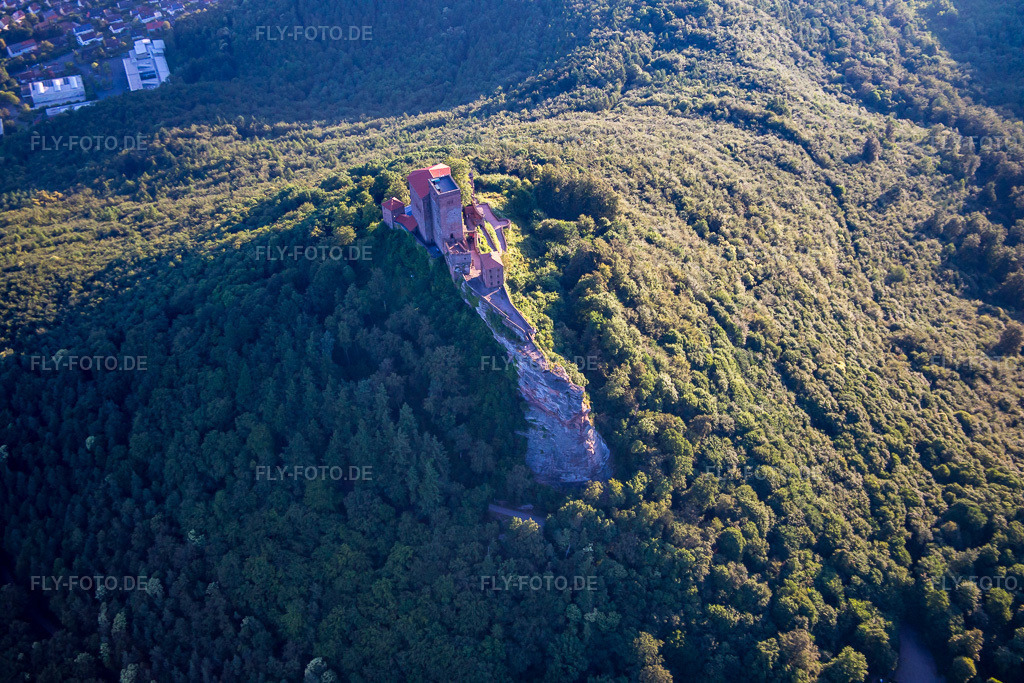 Luftbild: Burg Trifels in Annweiler am Trifels im Bundesland Rheinland-Pfalz in Deutschland. Foto: IMG_091597.jpg vom 10.07.2016 durch Werner Riehm/FLY-FOTO.de