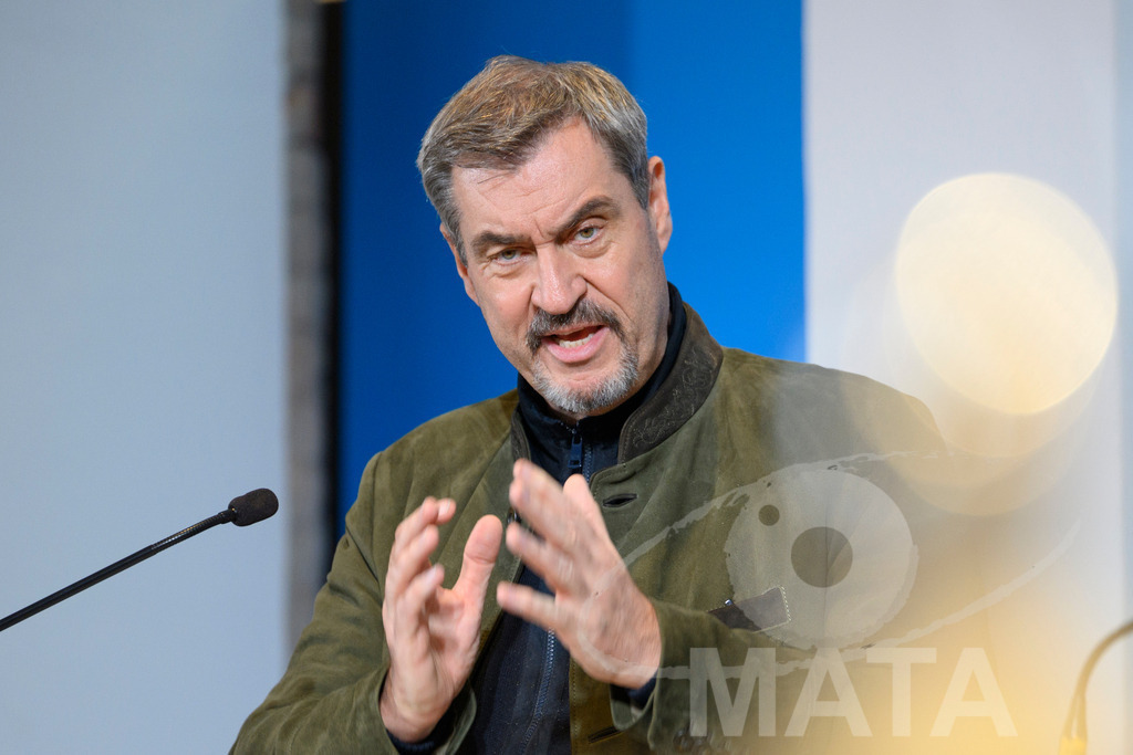 _DW04885 | Bayerns Ministerpräsident Markus Söder (CSU) bei einer Pressekonferenz im Lokschuppen. Rosenheim, 02.12.2025 Bayern Deutschland - Realisiert mit Pictrs.com