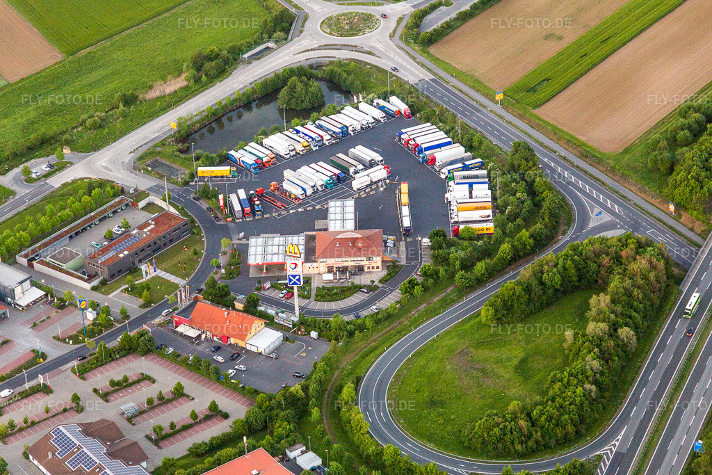 Luftbild: Autobahn Raststätte Euro Rastpark Werneck an der BAB 70 im Ortsteil Schnackenwerth in Werneck im Bundesland Bayern in Deutschland. Foto: IMG_099953.jpg vom 25.05.2017 durch Werner Riehm/FLY-FOTO.de