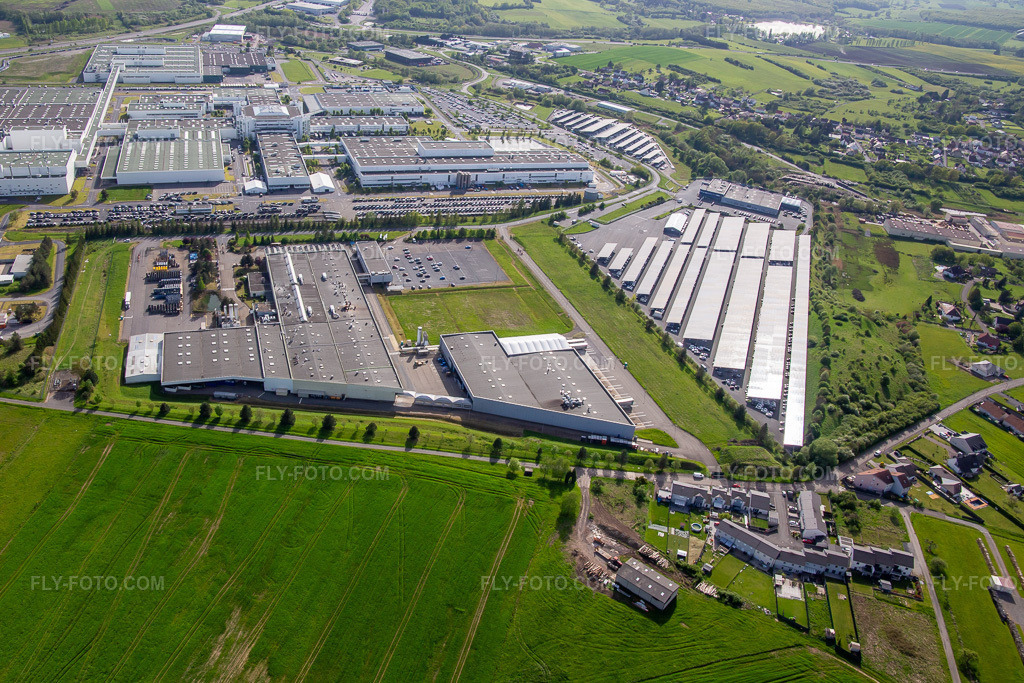 Aerial view: MAHLE Behr Hambach SAS in Hambach in the state Moselle, France. – Photo: IMG_140414.jpg taken on 04/30/2024 by Werner Riehm/FLY-FOTO.com – Resolution of the original: 4934 x 3289 px – MAHLE Group