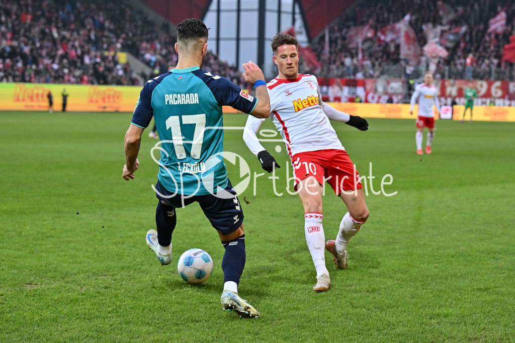 SSV Jahn Regensburg - 1. FC Köln | im duell Leart PACARADA (1. FC Koeln 17) und Christian VIET (SSV Jahn Regensburg 10) / Zweikampf / 2. Bundesliga: SSV Jahn Regensburg - 1. FC Koen, Jahnstadion am 08.12.2024