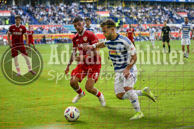 MSV Duisburg vs VfB Stuttgart II - 3. Liga | Duisburg, Deutschland, 02.08.25:   Samuele Di Benedetto (VfB Stuttgart II) und Can Coskun (MSV Duisburg) im Kampf um den Ball waehrend des Spiels der 3. Liga MSV Duisburg vs VfB Stuttgart II in der schauinsland-reisen-arena(Foto von Brauer-Fotoagentur / Adrian Schlueter)