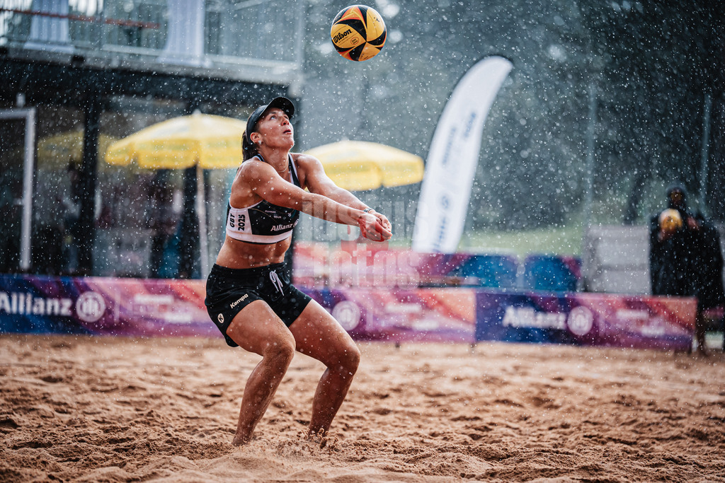 Beachvolleyball | Frauen | Allianz German Beach Tour 2025 | Tourstop München | 11.07.2025 | Leonie Klinke nimmt den Ball im Regen an