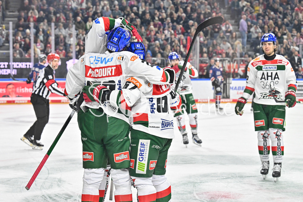 Kölner Haie - Augsburger Panther | Jubel der Gaeste nach dem Treffer zum 0-2 durch Florian ELIAS (Augsburger Panther #67) / Freude / Happy / Tor / Torschuezte / DEL: Koelner Haie - Augsburger Panther, Lanxess Arena am 05.01.2025