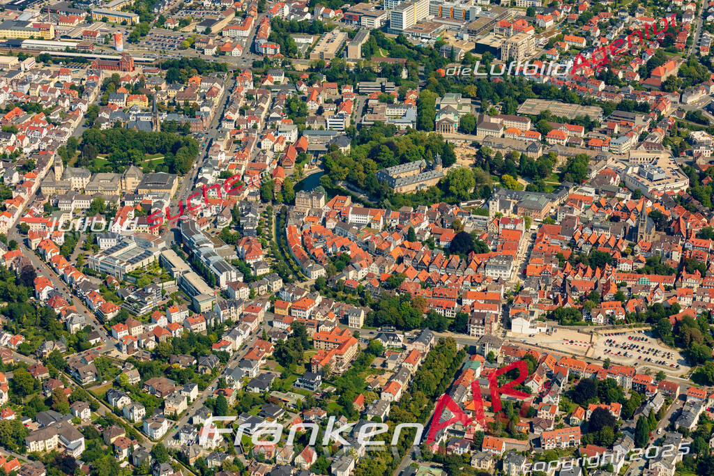 Neue Luftbildaufnahme der Stadt Detmold - Das Luftbild wurde 2025 vom UL-Flugzeug heraus erstellt ( keine Drohnenaufnahme ) - Hochauflösende Luftaufnahme - für Wandbilder und großformatige Ausdrucke geeignet. Das besondere Geschenk!Hier alle&nbsp;Infos zur Lizenzierung der LuftaufnahmeWir fliegen auch dieses Jahr wieder in Ihre Region um Luftbilder zu erstellen.- Luftbild anfragen