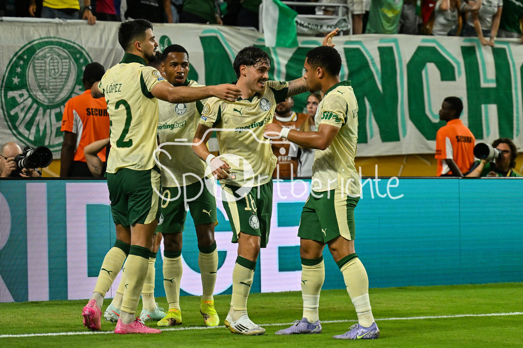 Inter Miami CF - Palmeiras Sao Paulo | Jubel der Brasilieaner nach dem Treffer zum 2-2 Ausgleich durch MAURICIO (Palmeiras 18) / Tor / Torschuetze / Freude / Happy / FIFA Club World Cup: Inter Miami CF - Palmeiras Sao Paulo, Hard Rock Stadium am 23.06.2025 / NOT FOR SALE IN USA