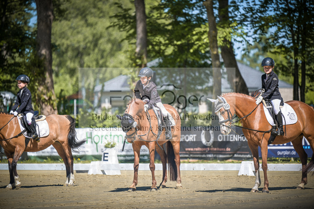 DOS_8058 | Entdecke hochwertige Reitturnierfotos von Foto Oger. Professionell, emotional und authentisch – jetzt Lieblingsmomente im Shop bestellen.Deutschlandweite Turnierfotografie. - Realisiert mit Pictrs.com