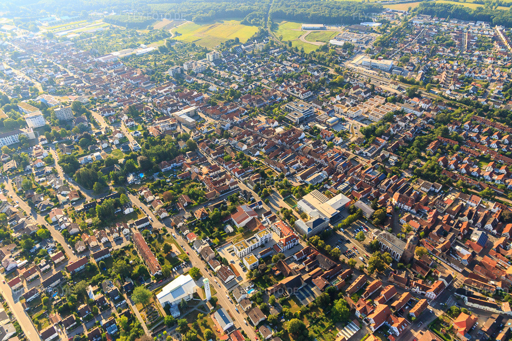 Luftbild: Stadtübersicht aus Nordwesten in Kandel im Bundesland Rheinland-Pfalz in Deutschland. Foto: IMG_109642.jpg vom 31.07.2018 durch Werner Riehm/FLY-FOTO.de