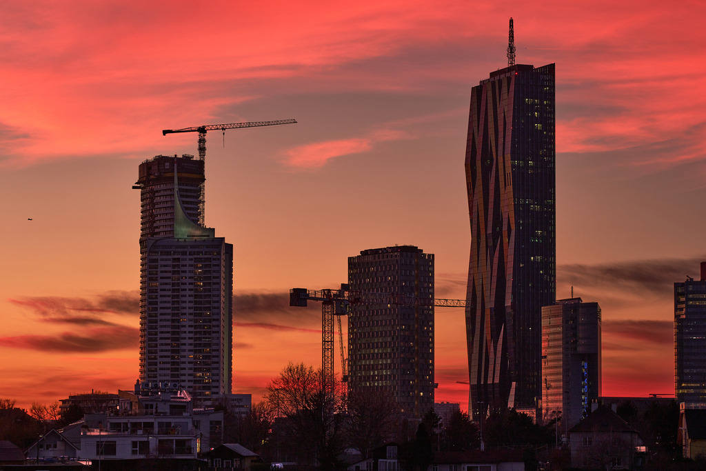 Blick über die Donau auf die Donaucity im Abendrot | Wien, Austria - December 27, 2023: Blick über die Donau auf die Donaucity im Abendrot. - Realisiert mit Pictrs.com