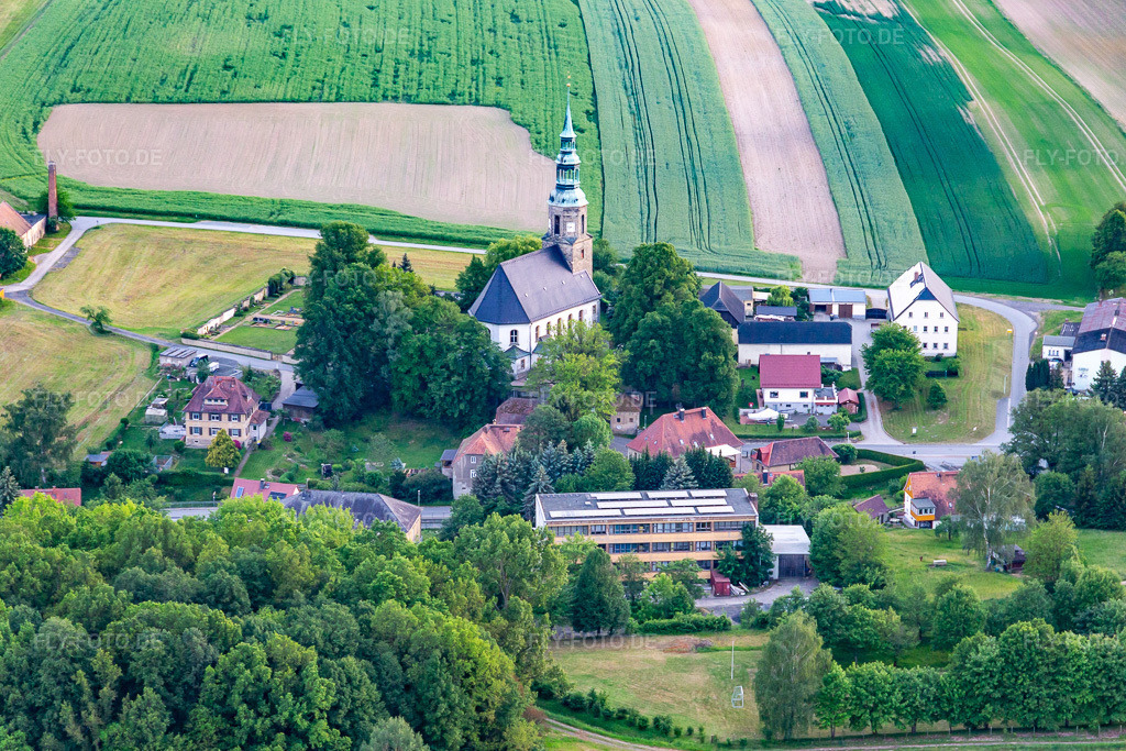 Luftbild: Kirche Wittgendorf im Ortsteil Wittgendorf in Zittau im Bundesland Sachsen in Deutschland. – Foto: IMG_141634.jpg vom 23.05.2024 durch Werner Riehm/FLY-FOTO.de – Auflösung des Originals: 5223 x 3482 px – Ev.-Luth. Kirchgemeinde Siebenkirchen Dittelsdorf - in der Oberlausitz im Kirchenbezirk Löbau-Zittau