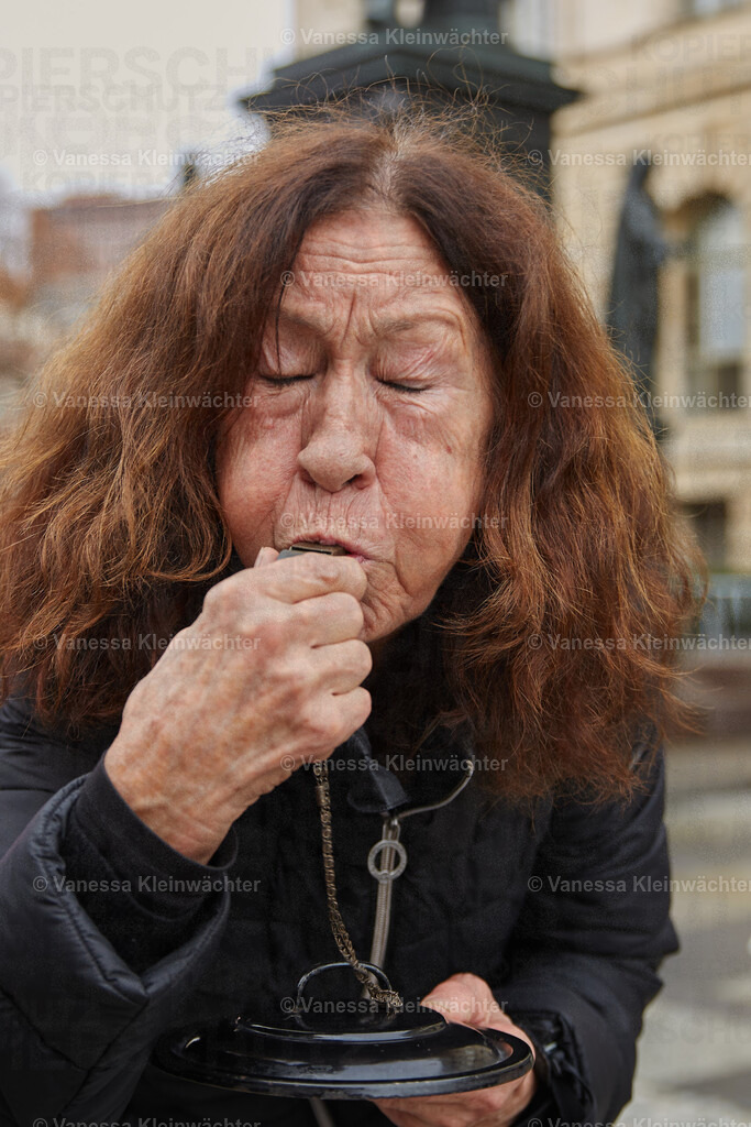 251114_SaveOurStudios_AGH_09 | Mit einer Lärmdemo und dem Durchschneiden eines Banners mit der Aufschrift "Cut the cuts" protestieren Künstler*innen am 14.11.2025 vor dem Berliner Abgeordnetenhaus gegen finanzielle Kürzungen in ihrem Bereich. - Realisiert mit Pictrs.com