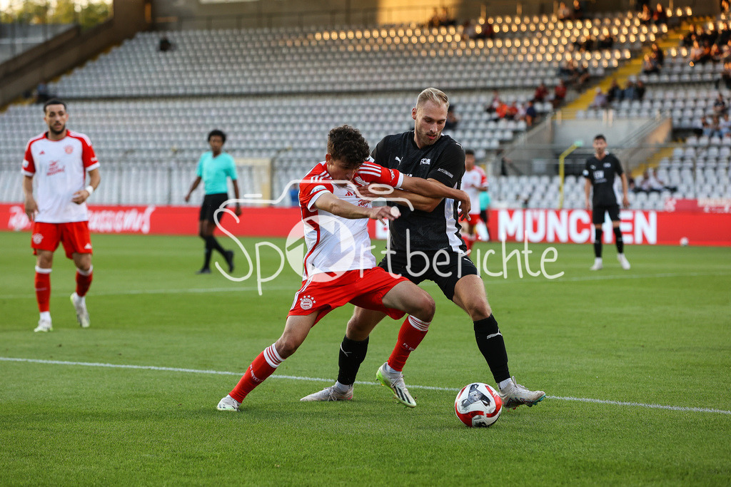 FC Bayern Amateure - FC Memmingen | Younes AITAMER (FCB #17) im Zweikampf mit Nicolai BRUGGER (FCM #4)