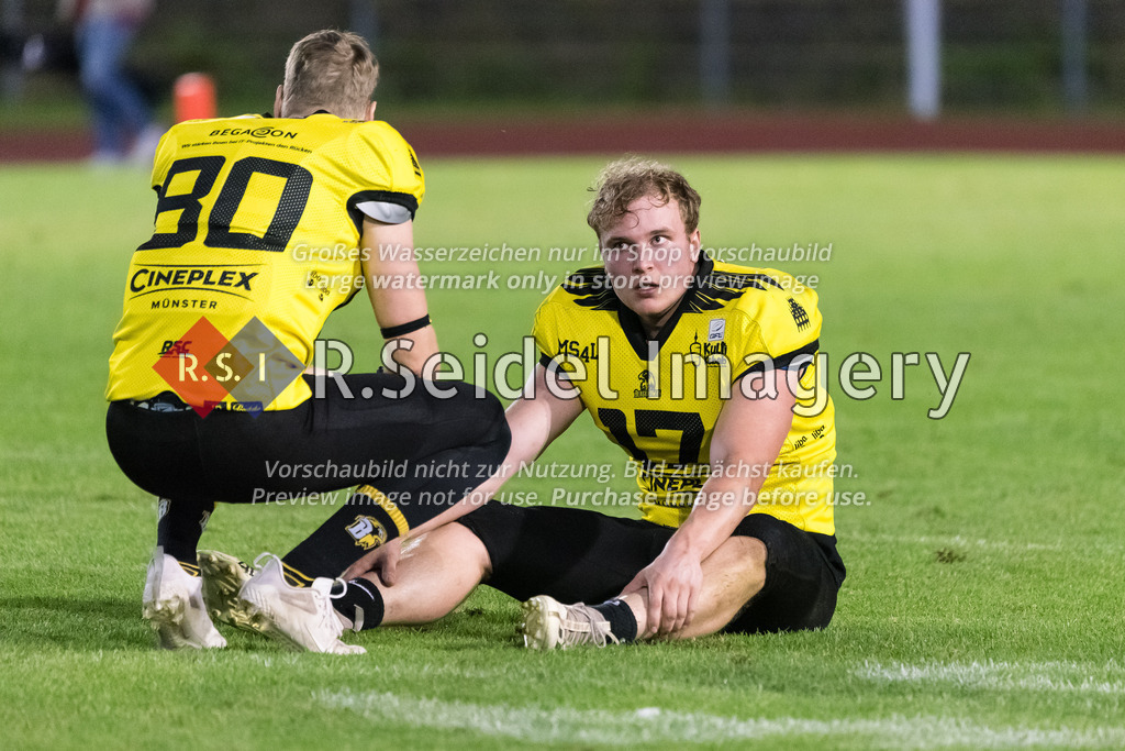 RS-1-005420 | Marvin Worth (#80, Blackhawks, WR) un Janik Laumann (#17, Blackhawks, WR) enttäuscht am Boden